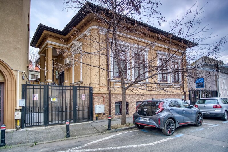 Universitate, bld Carol Parcu Izvorul Rece Casa 11 camere, 2 locuri parcare