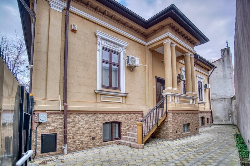 Universitate, bld Carol Parcu Izvorul Rece Casa 11 camere, 2 locuri parcare