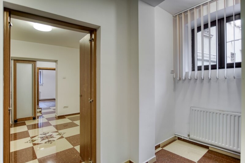 Universitate, bld Carol Parcu Izvorul Rece Casa 11 camere, 2 locuri parcare