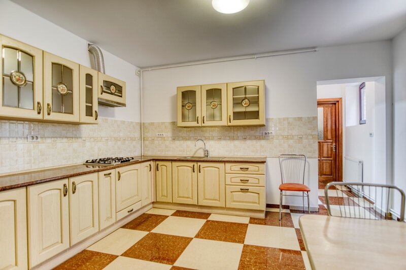 Universitate, bld Carol Parcu Izvorul Rece Casa 11 camere, 2 locuri parcare