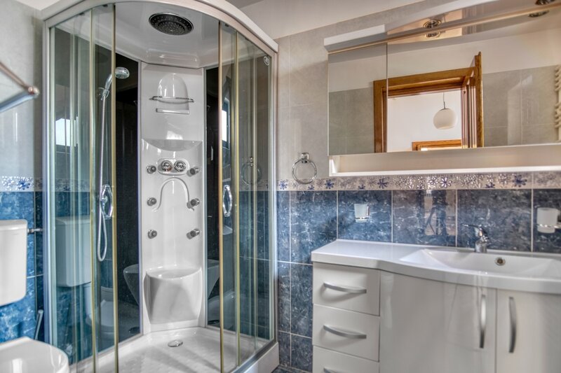 Universitate, bld Carol Parcu Izvorul Rece Casa 11 camere, 2 locuri parcare